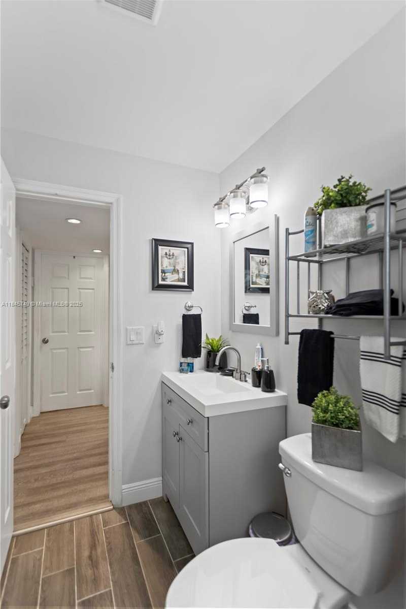 Small Image of 2407 DEWEY ST, Hollywood Number 25