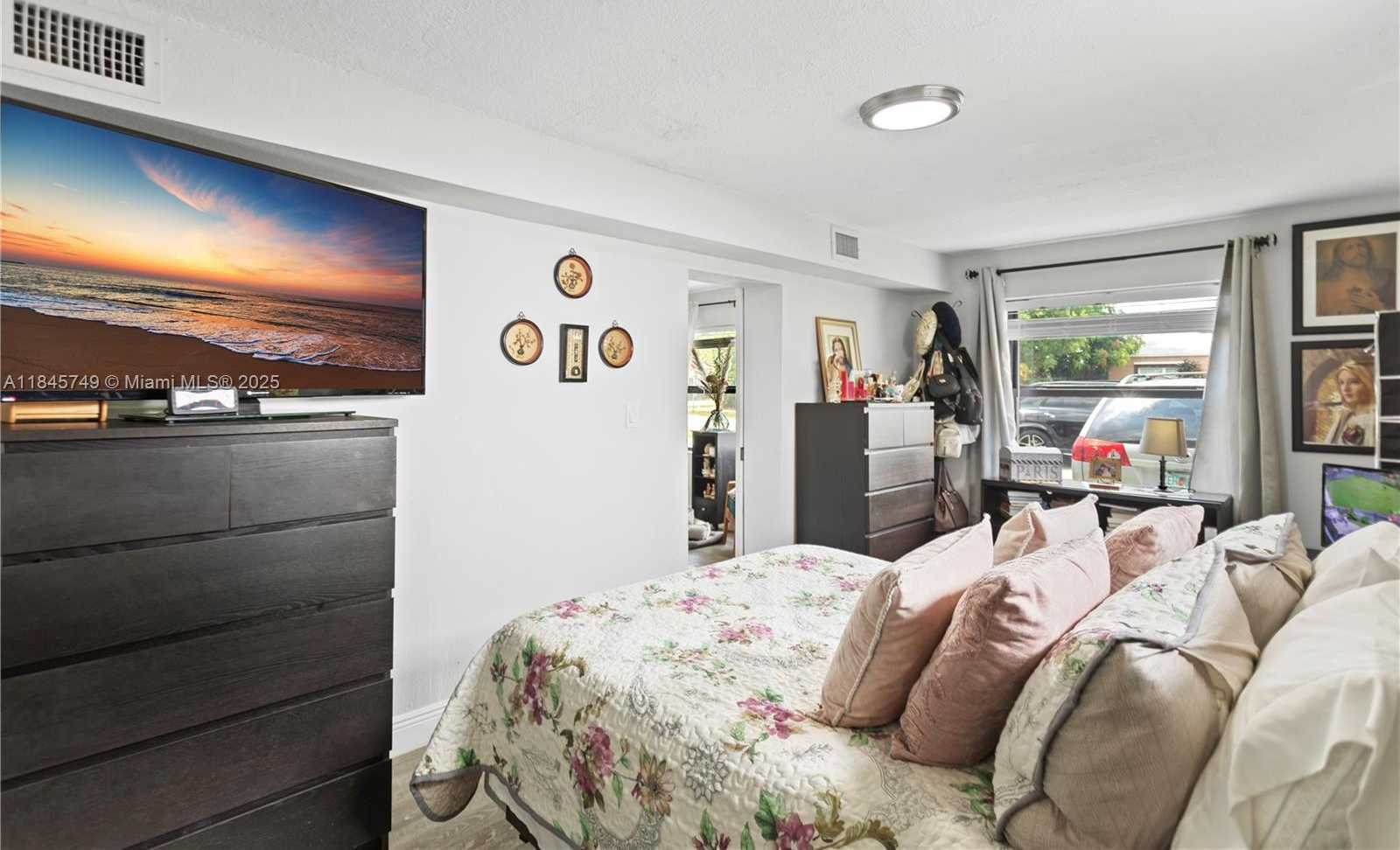 Small Image of 2407 DEWEY ST, Hollywood Number 30
