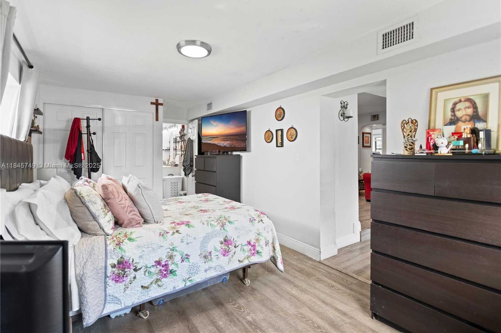 Small Image of 2407 DEWEY ST, Hollywood Number 31