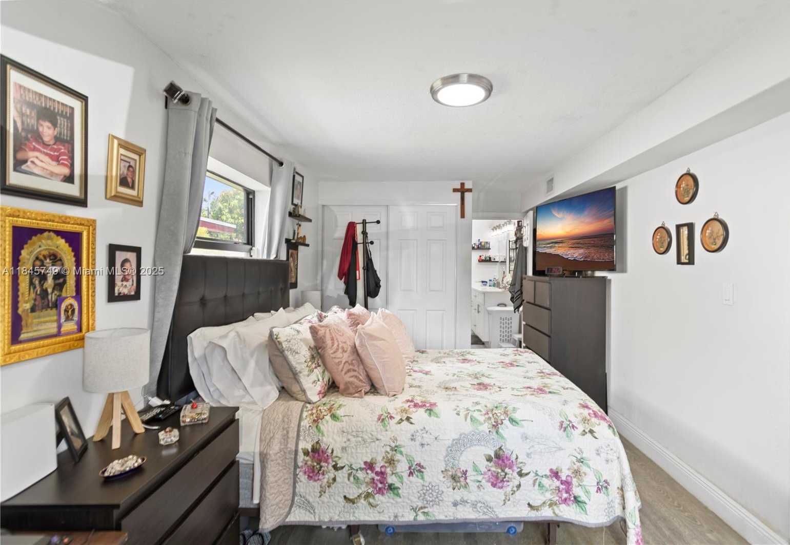 Small Image of 2407 DEWEY ST, Hollywood Number 32