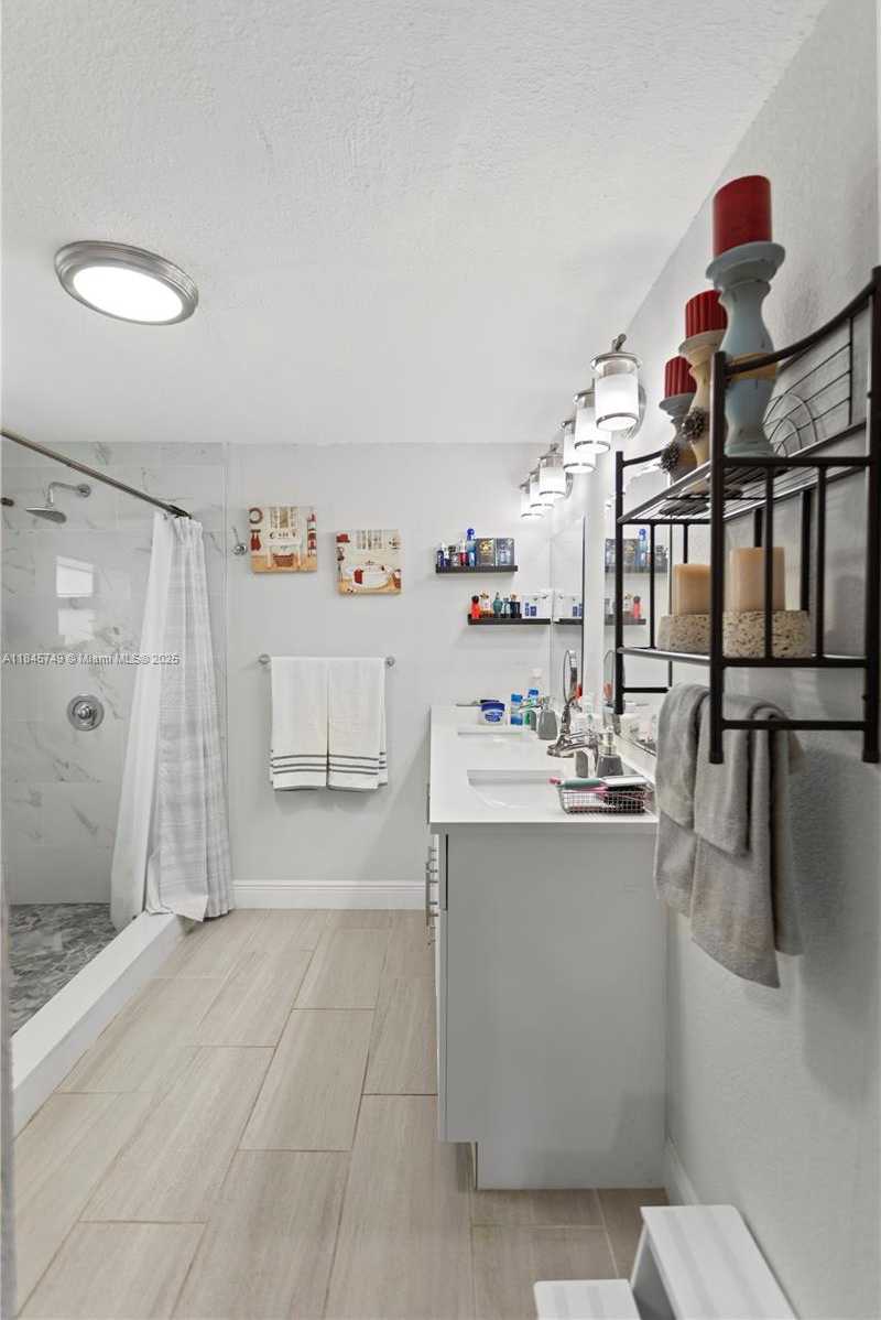 Small Image of 2407 DEWEY ST, Hollywood Number 33