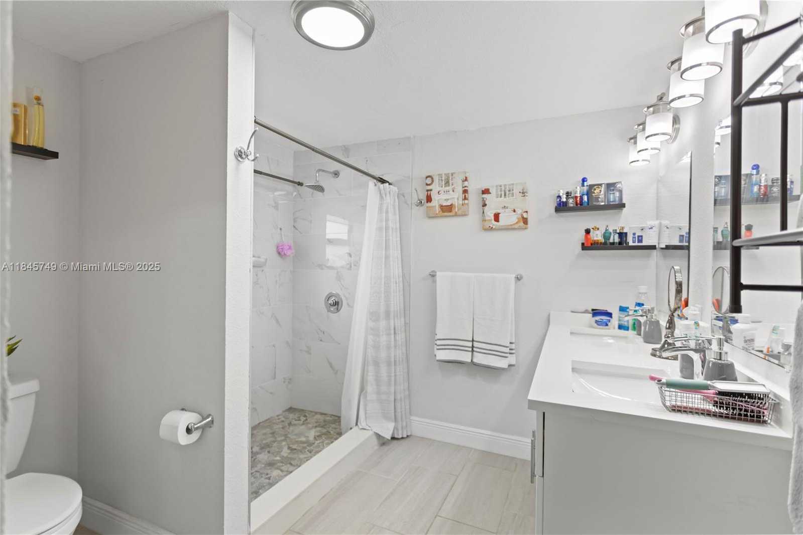 Small Image of 2407 DEWEY ST, Hollywood Number 34