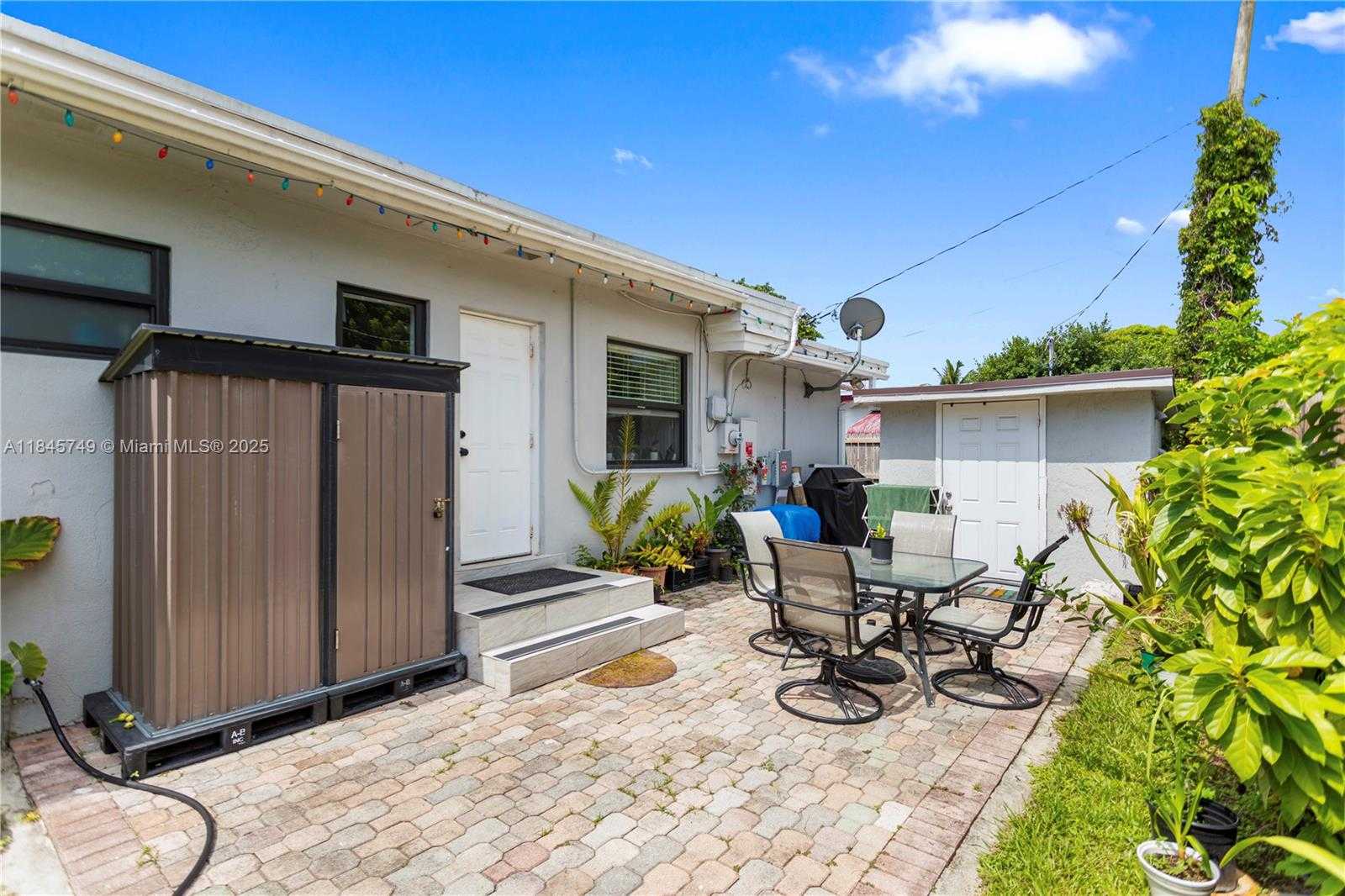 Small Image of 2407 DEWEY ST, Hollywood Number 4