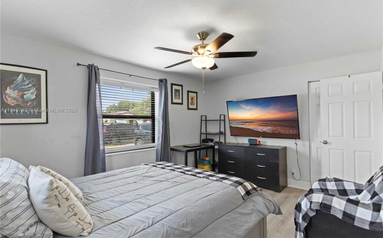 Small Image of 2407 DEWEY ST, Hollywood Number 40