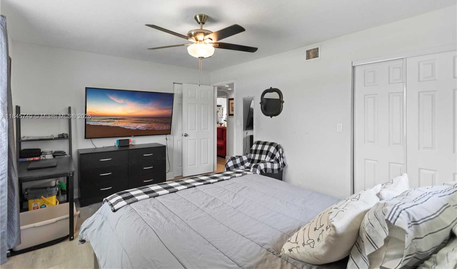 Small Image of 2407 DEWEY ST, Hollywood Number 41