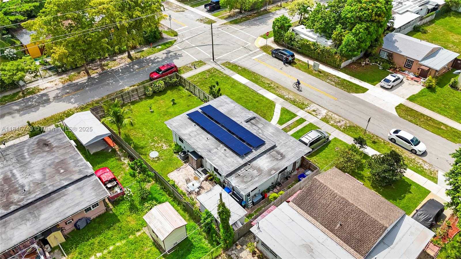 Small Image of 2407 DEWEY ST, Hollywood Number 47