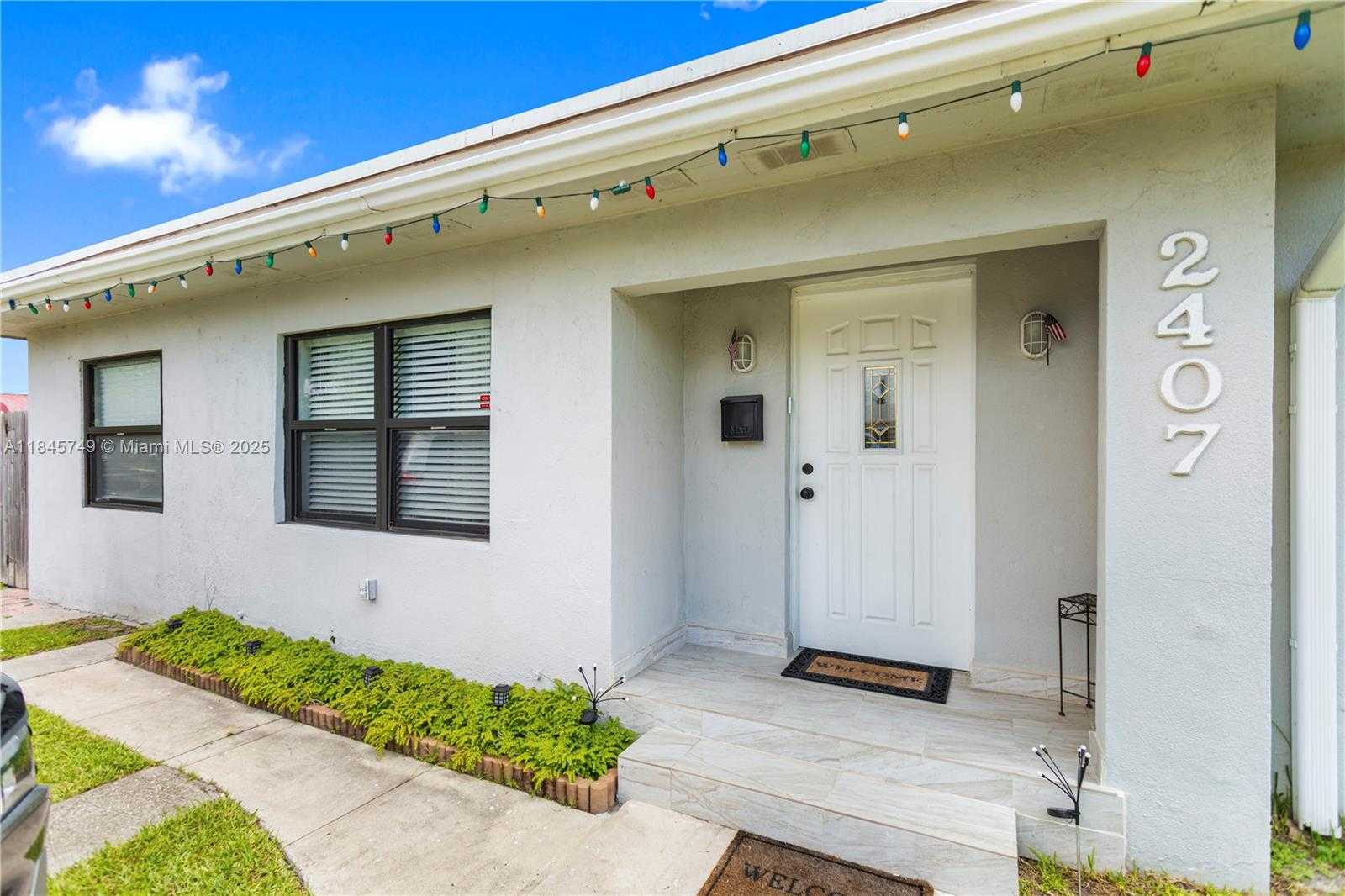Small Image of 2407 DEWEY ST, Hollywood Number 5