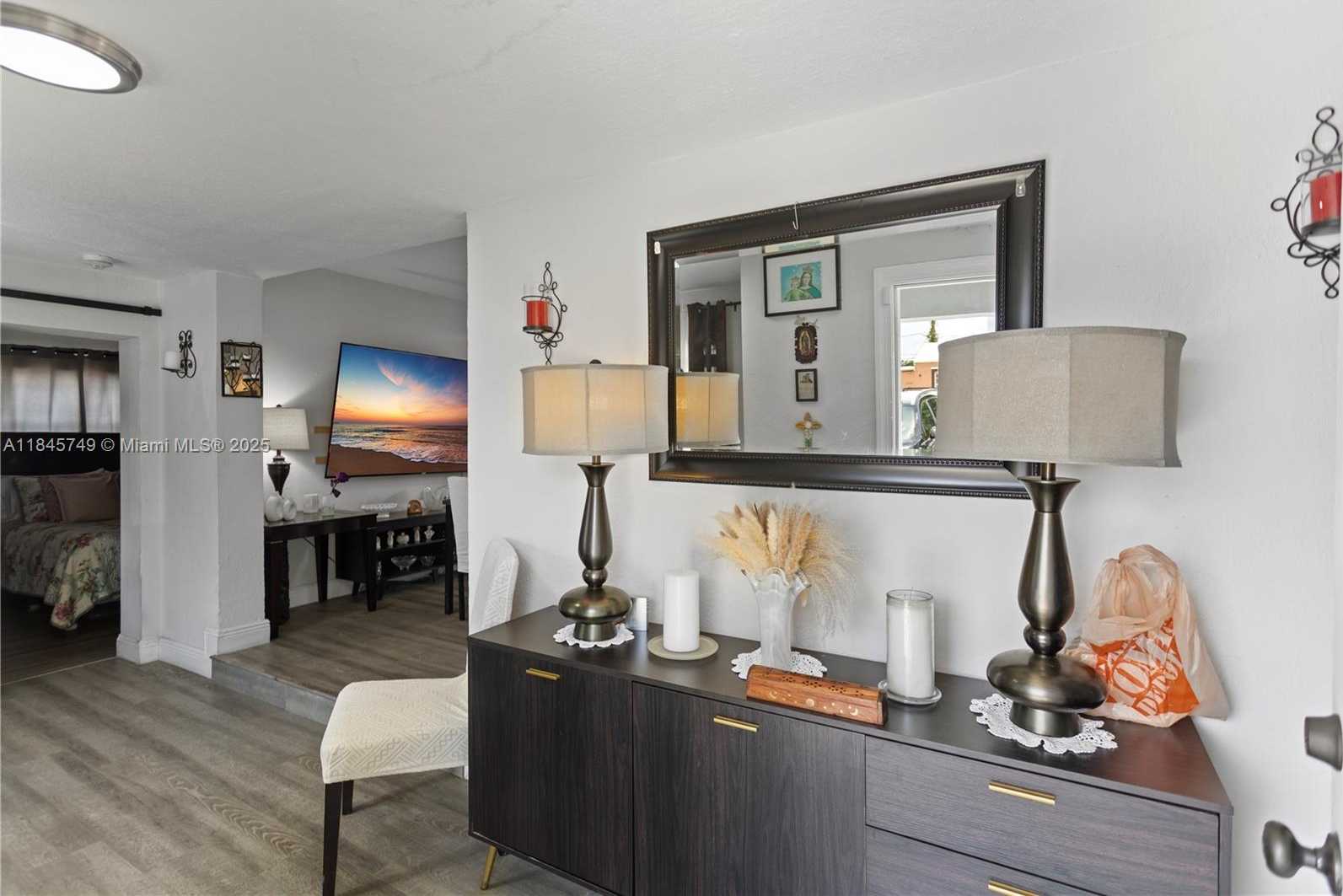 Small Image of 2407 DEWEY ST, Hollywood Number 6
