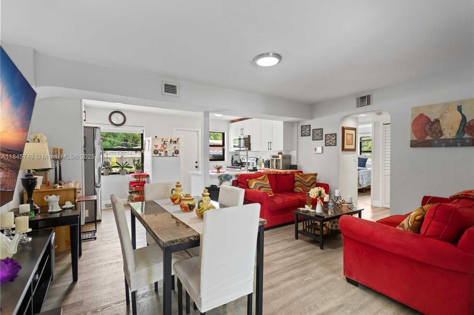Small Image of 2407 DEWEY ST, Hollywood Number 8