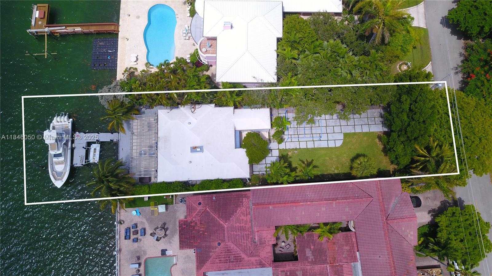 Small Image of 1560 BAY DR, Miami Beach Number 12