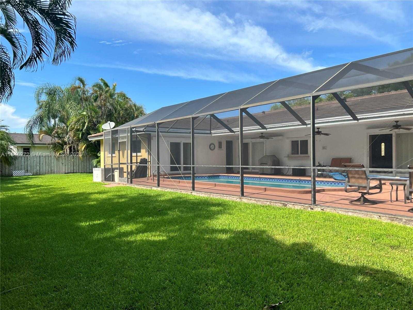 Small Image of 15424 SOUTH WEST 77TH CT, Palmetto Bay Number 2