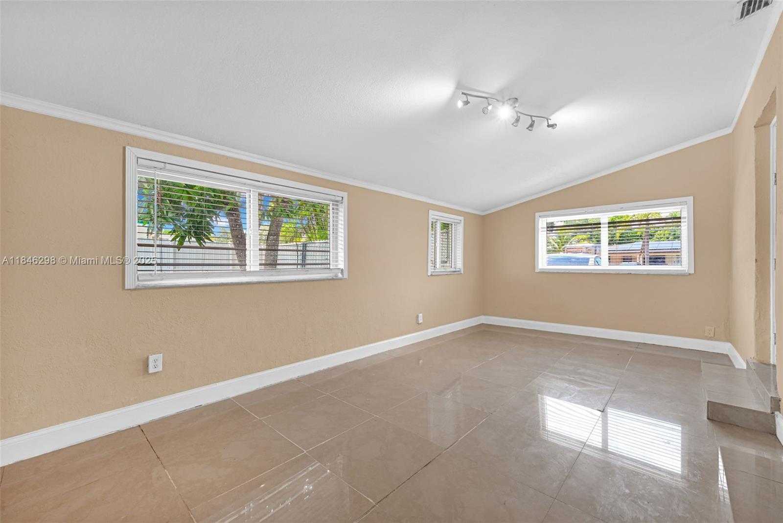Small Image of 9740 CUTLER RIDGE DR, Cutler Bay Number 12