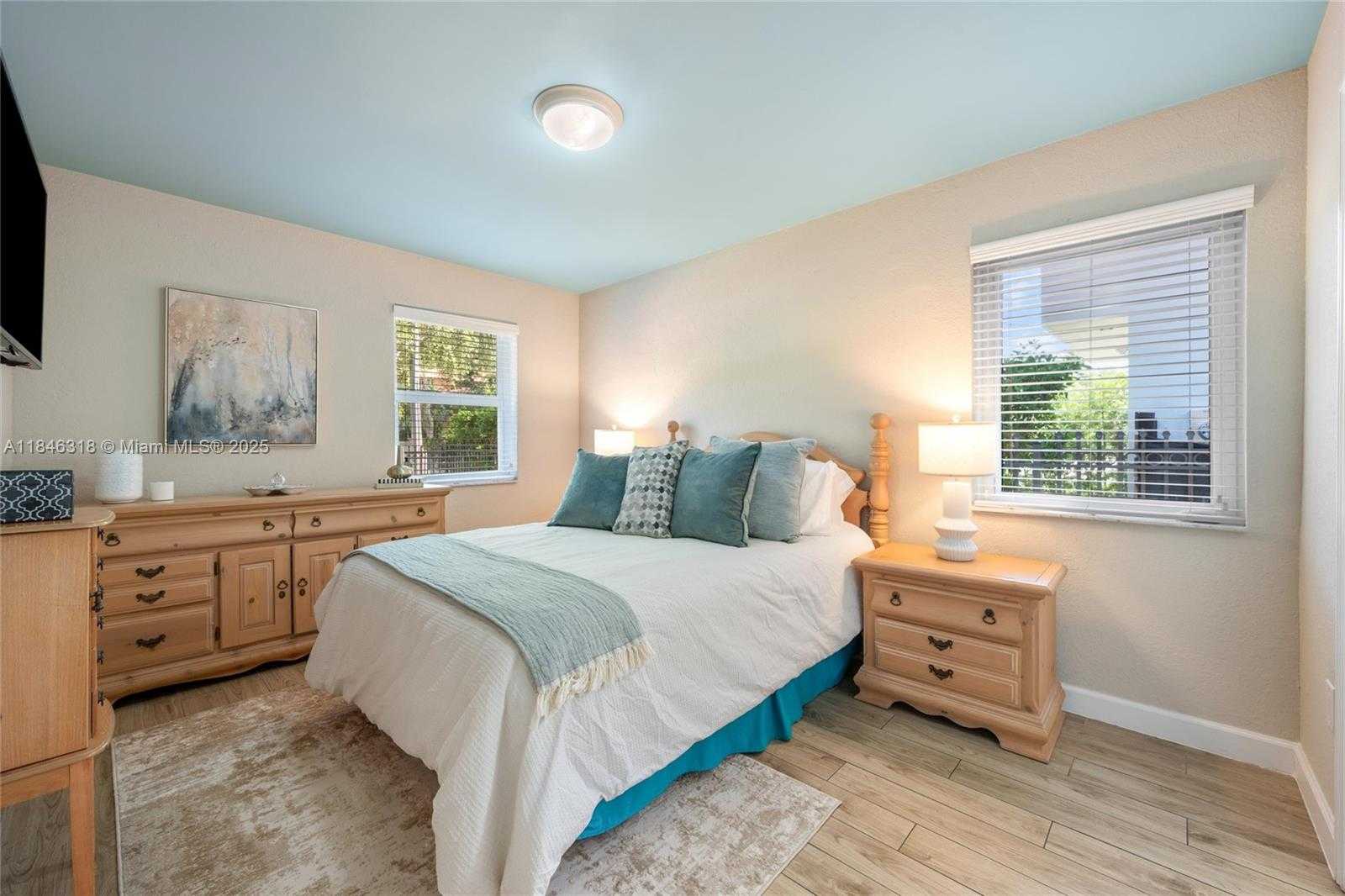 Small Image of 1020 SOUTH WEST 22ND ST, Miami Number 16