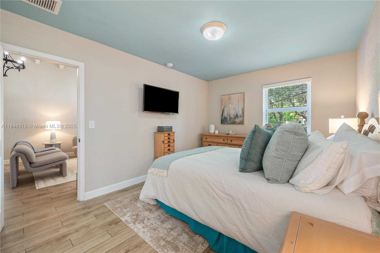 Small Image of 1020 SOUTH WEST 22ND ST, Miami Number 17