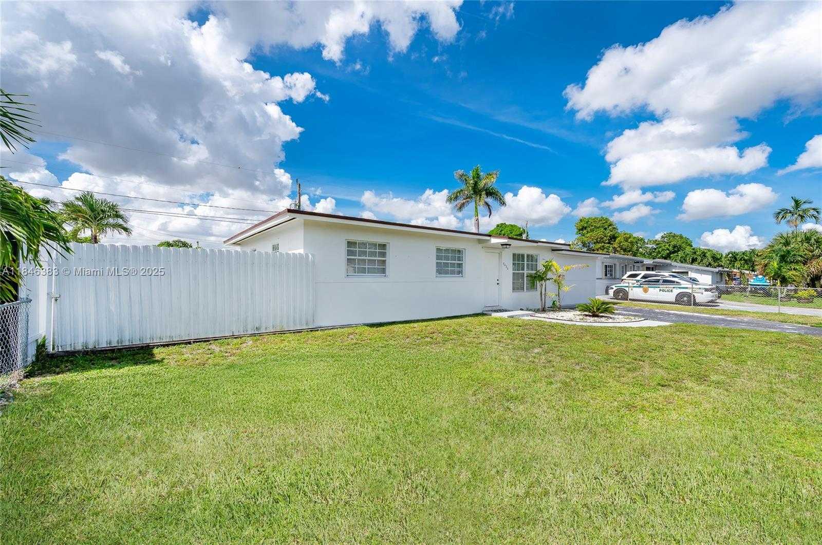 Small Image of 5420 NORTH WEST 182ND ST, Miami Gardens Number 4