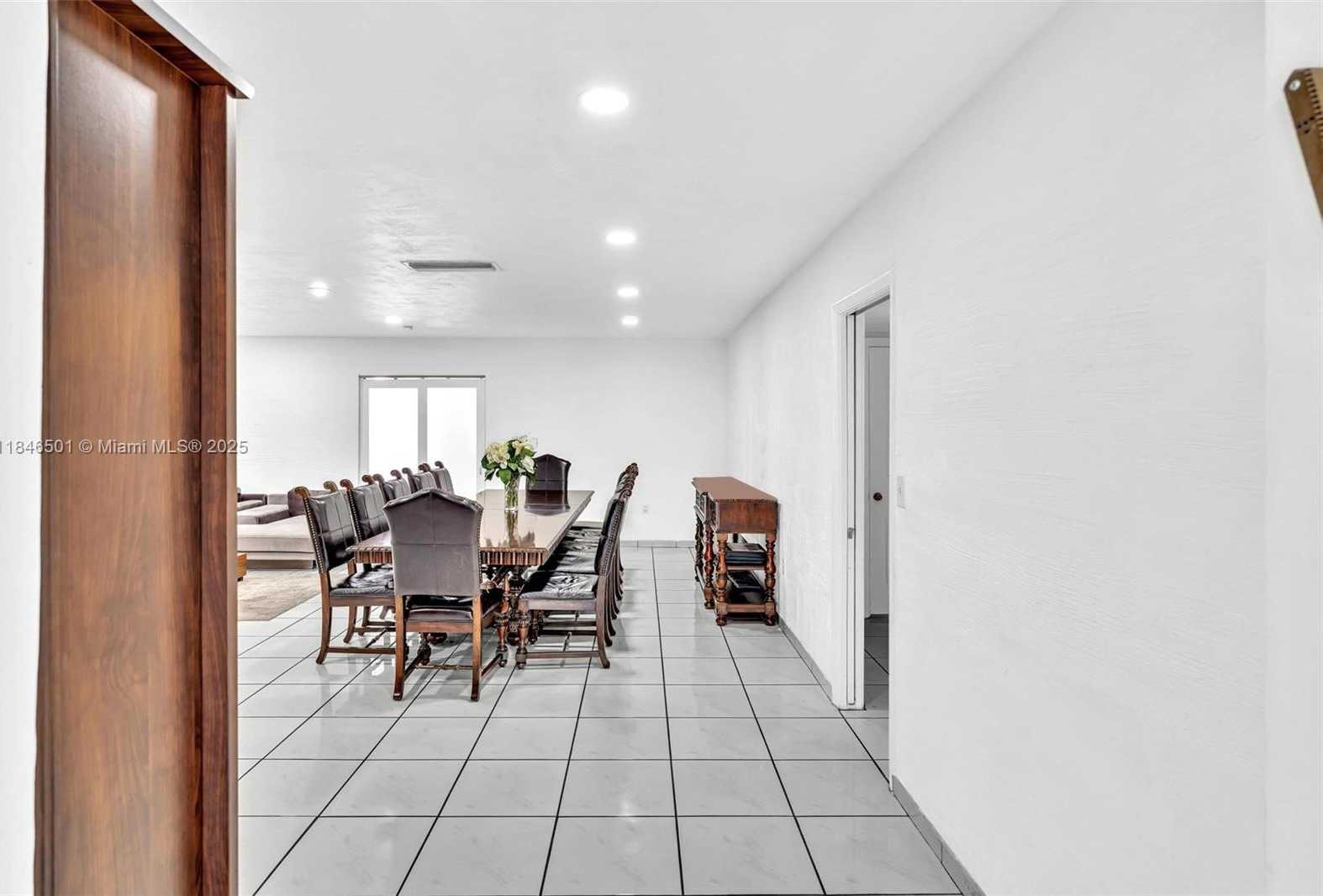 Small Image of 9524 BYRON AVE, Surfside Number 17