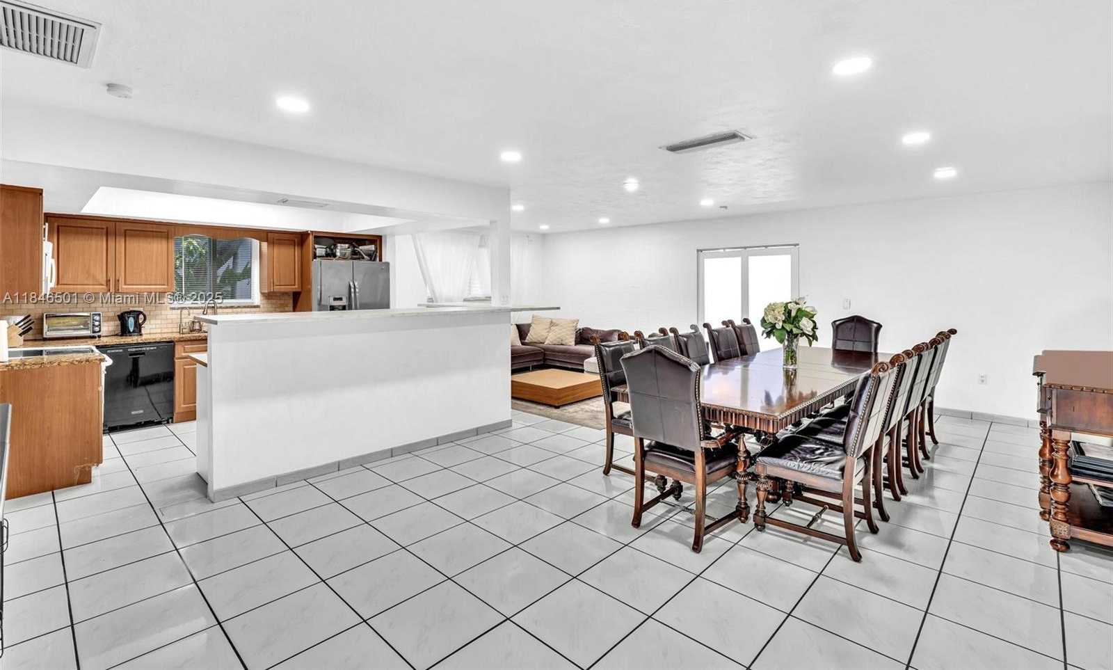Small Image of 9524 BYRON AVE, Surfside Number 18