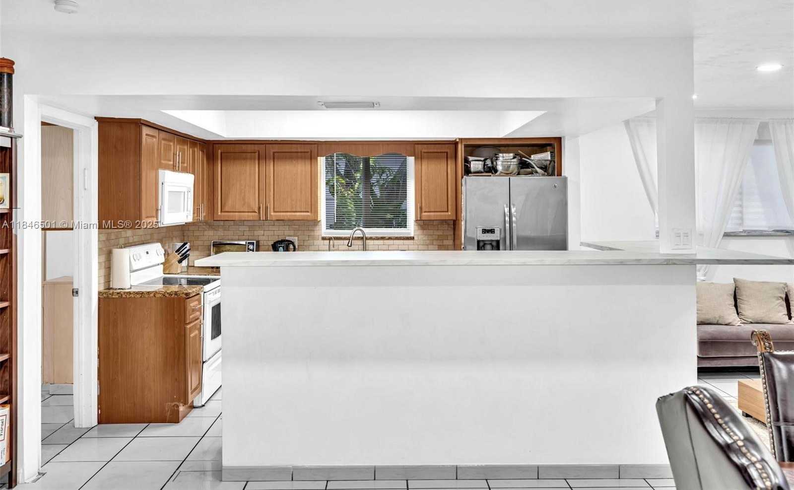 Small Image of 9524 BYRON AVE, Surfside Number 22