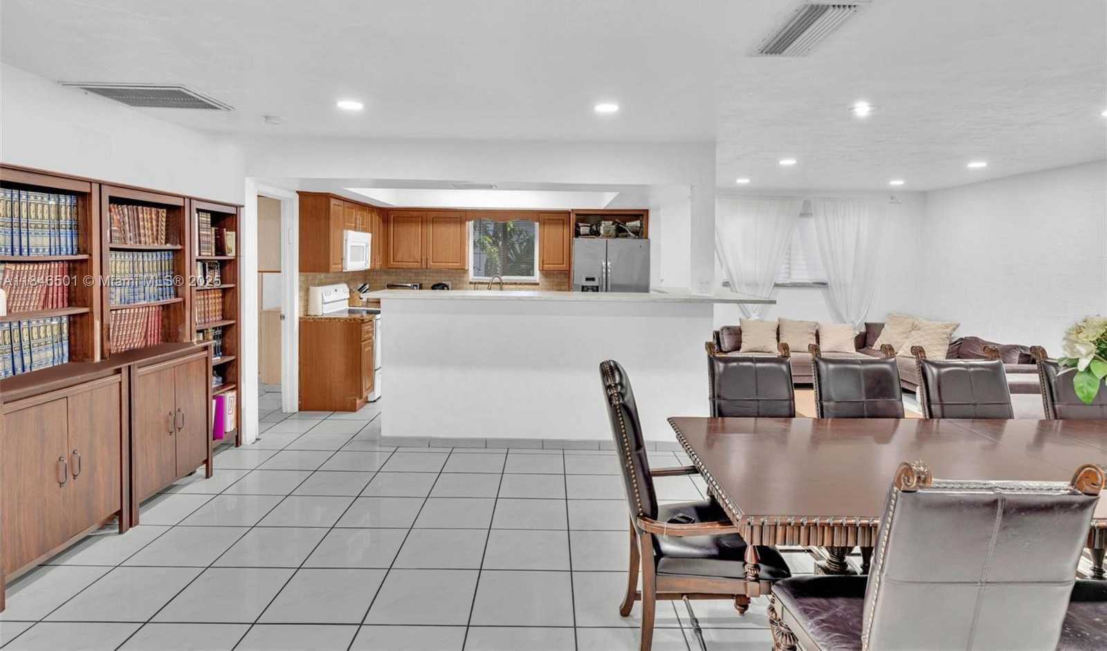 Small Image of 9524 BYRON AVE, Surfside Number 23