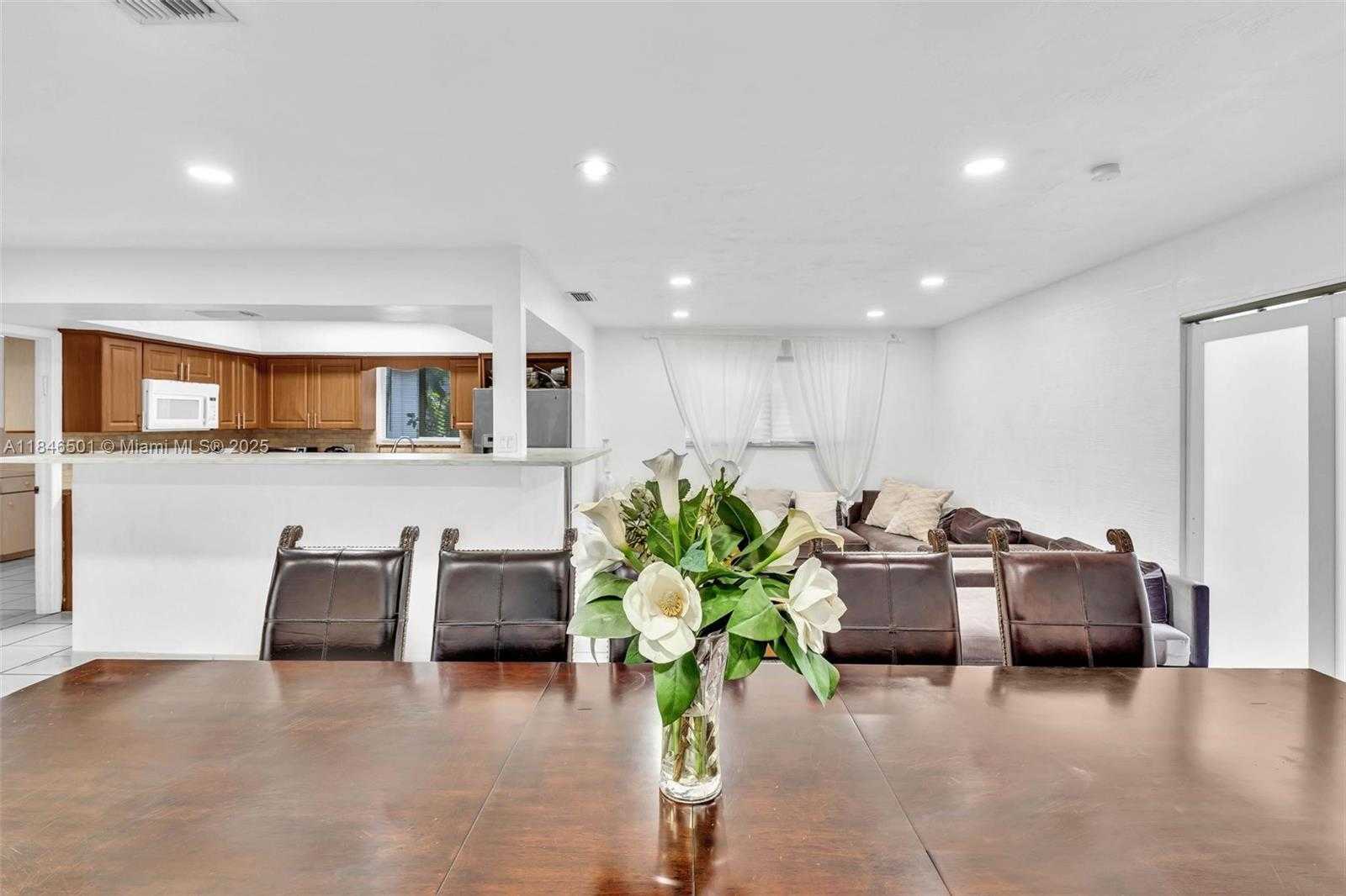 Small Image of 9524 BYRON AVE, Surfside Number 24