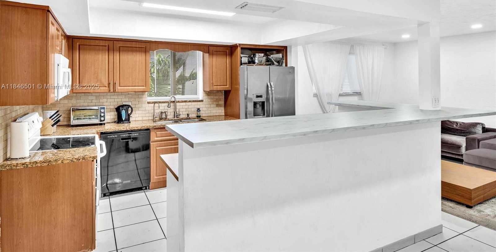 Small Image of 9524 BYRON AVE, Surfside Number 25