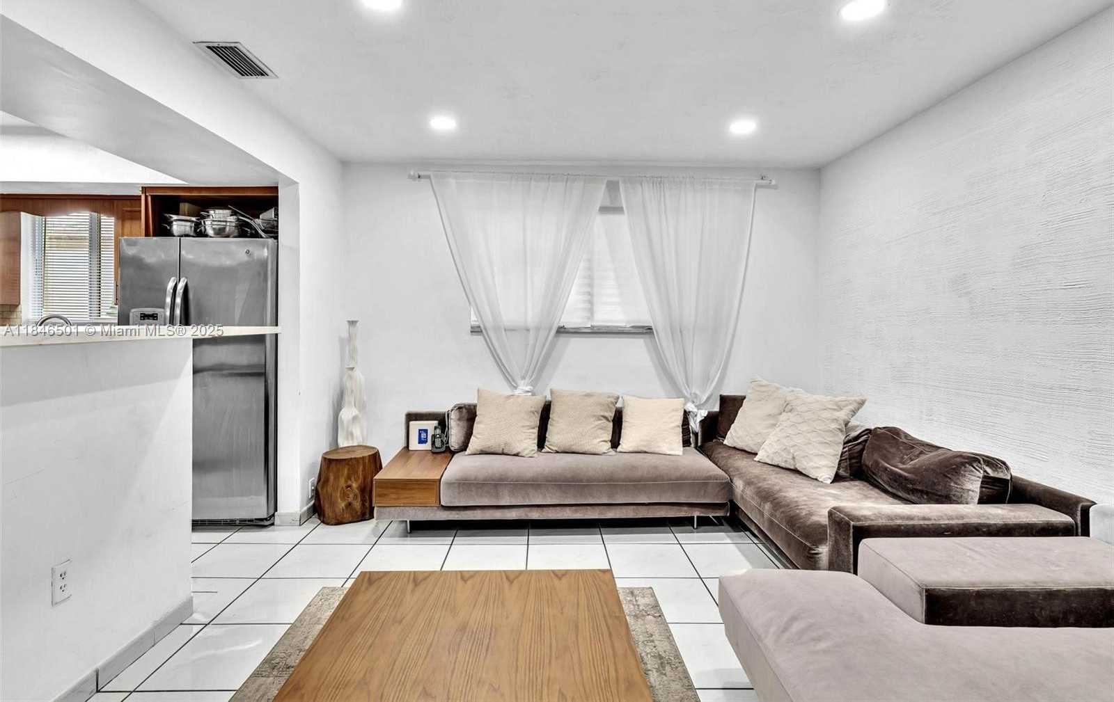 Small Image of 9524 BYRON AVE, Surfside Number 30