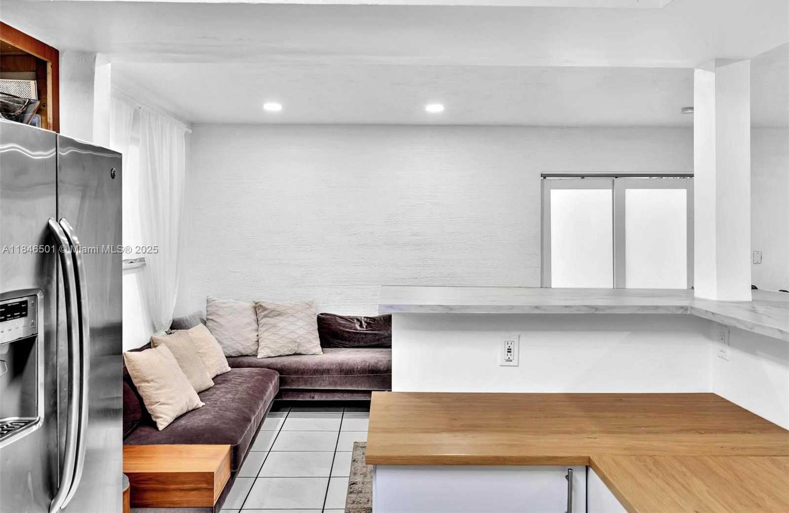 Small Image of 9524 BYRON AVE, Surfside Number 32