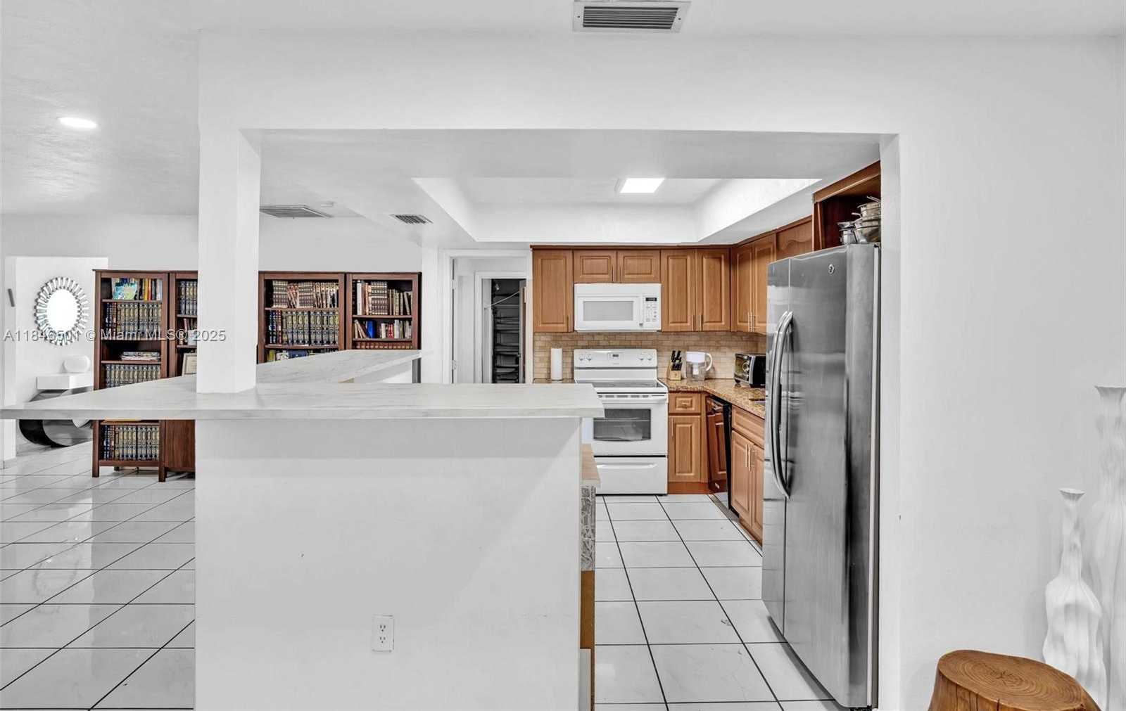 Small Image of 9524 BYRON AVE, Surfside Number 33