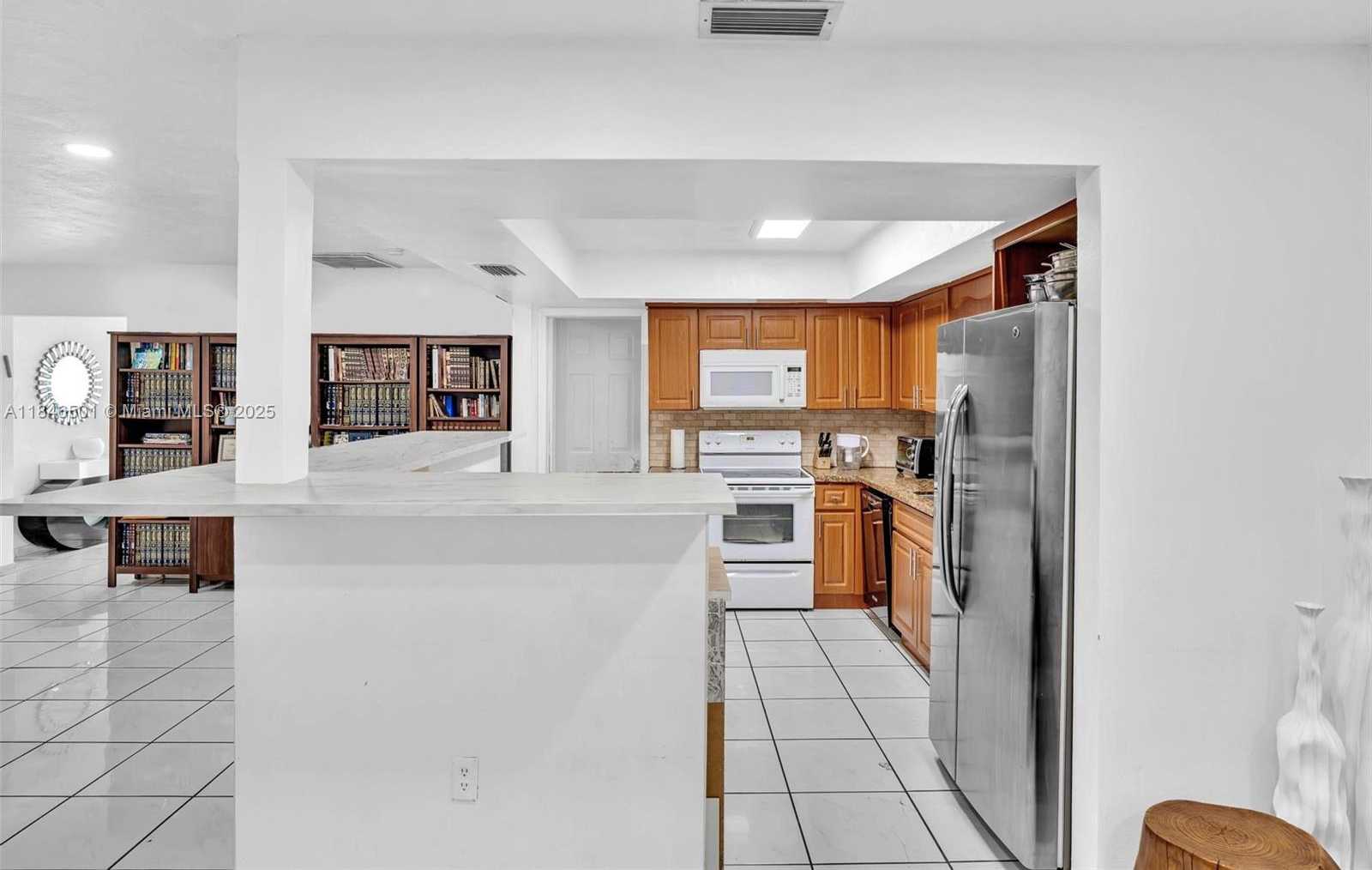 Small Image of 9524 BYRON AVE, Surfside Number 34