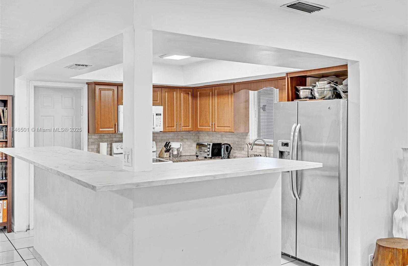 Small Image of 9524 BYRON AVE, Surfside Number 35