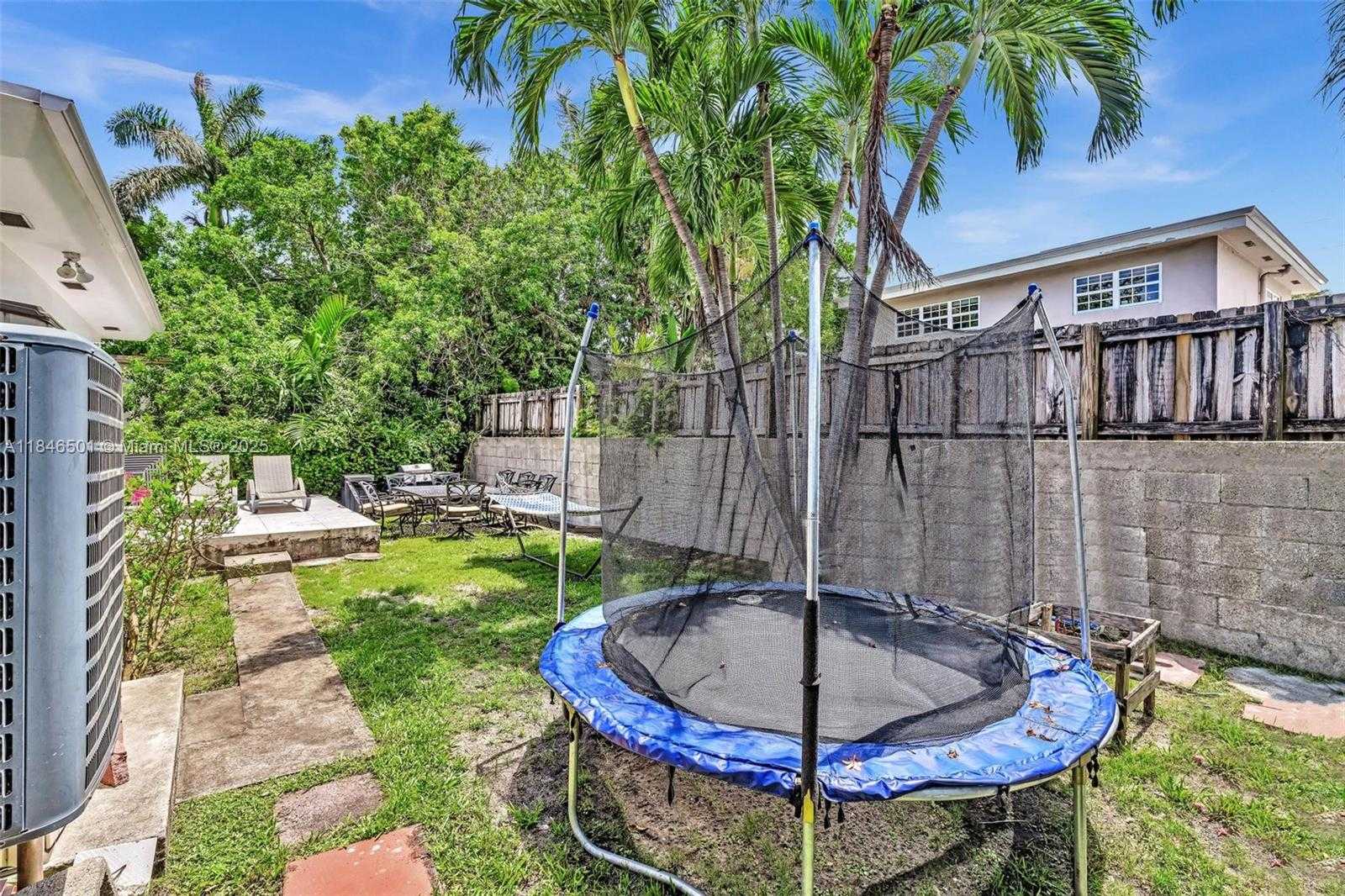 Small Image of 9524 BYRON AVE, Surfside Number 46