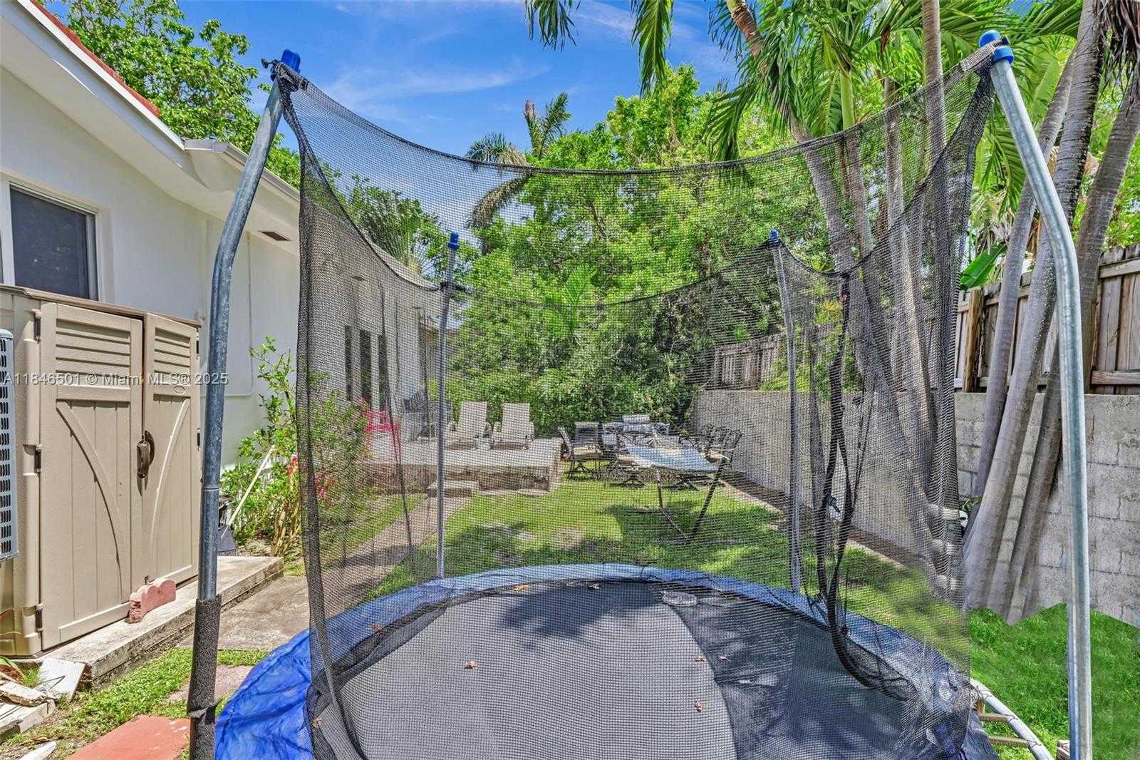 Small Image of 9524 BYRON AVE, Surfside Number 47