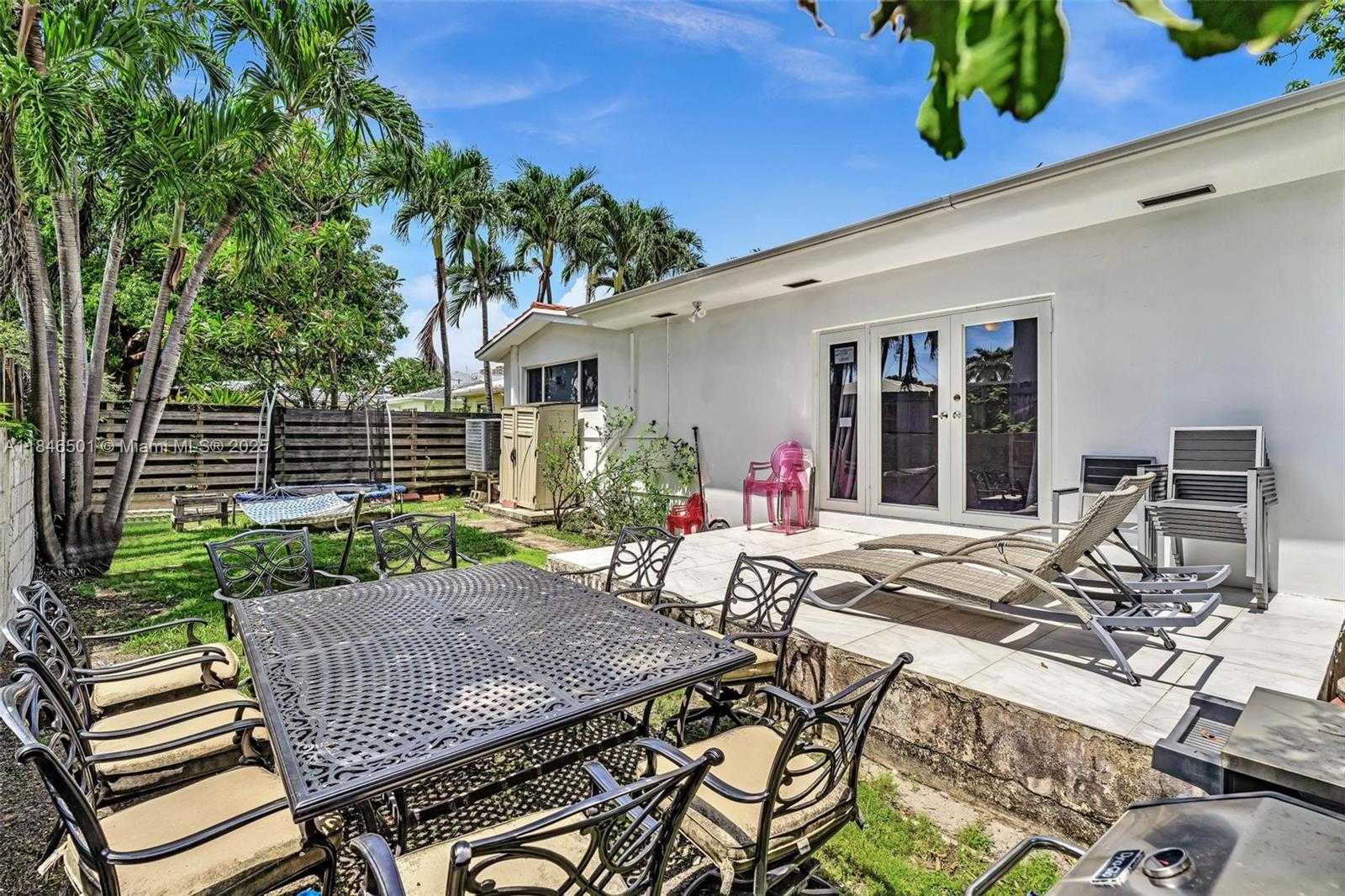 Small Image of 9524 BYRON AVE, Surfside Number 48