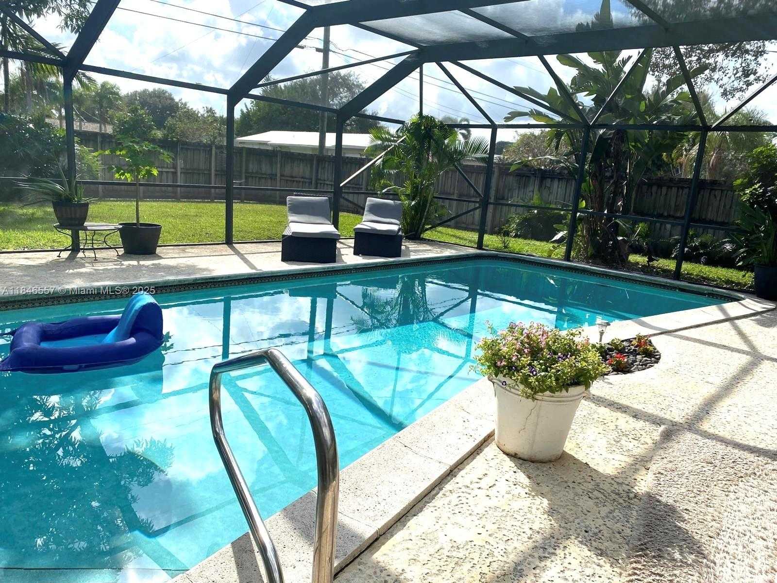 Small Image of 4116 TAFT ST, Hollywood Number 2