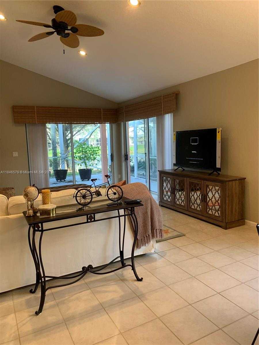 Small Image of 231 WEST CANTERBURY DR W, Palm Beach Gardens Number 2