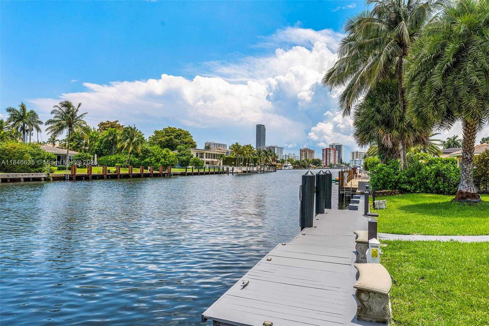 Small Image of 430 HOLIDAY DRIVE, Hallandale Beach Number 18
