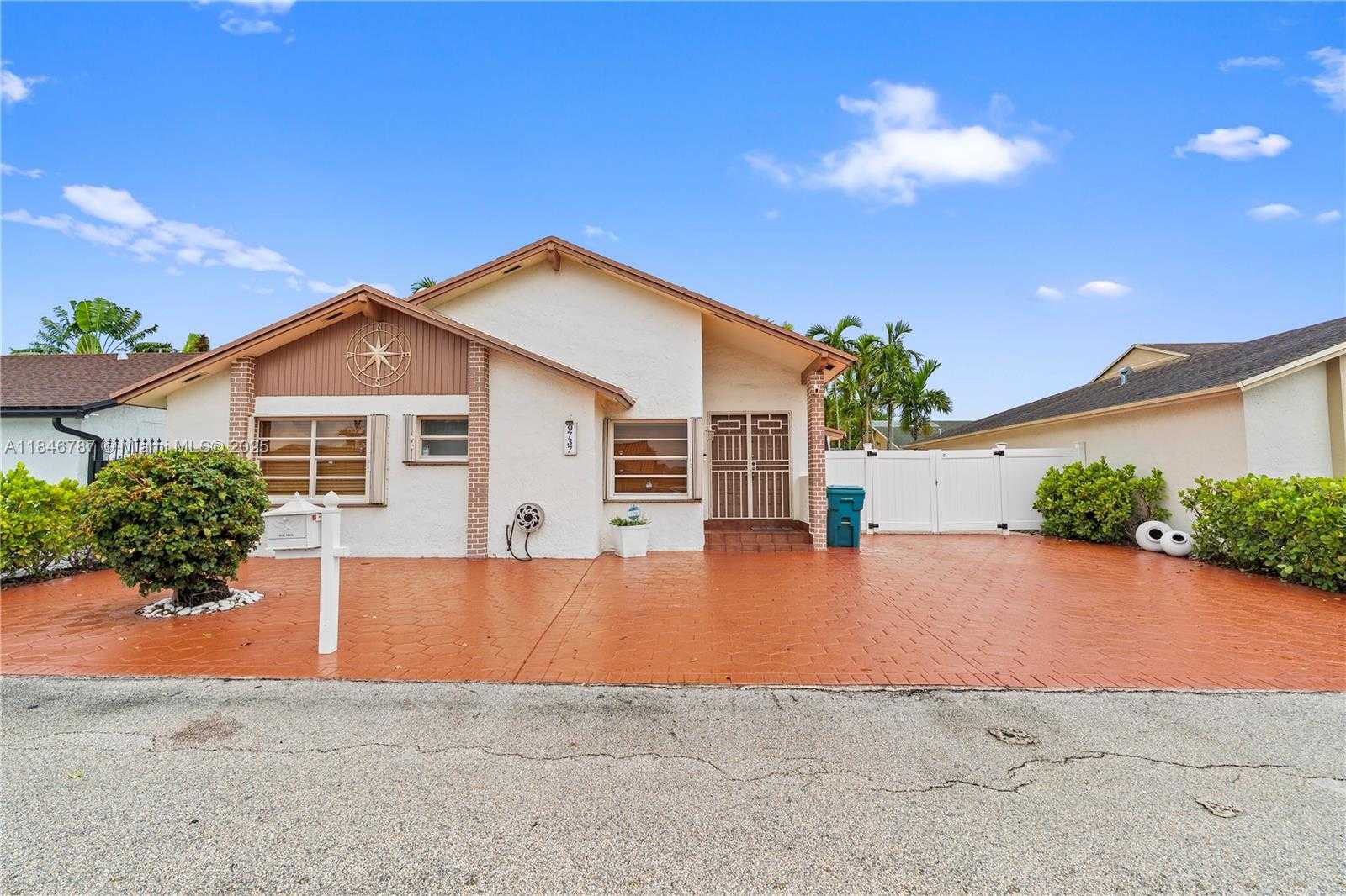 Small Image of 9737 SOUTH WEST 7TH ST, Miami Number 2