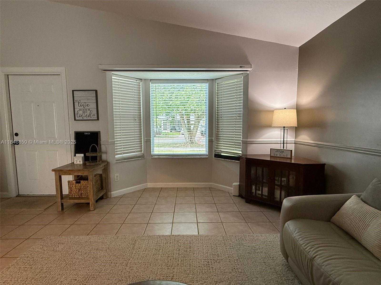 Small Image of 1600 SOUTH WEST 127TH LN, Davie Number 10