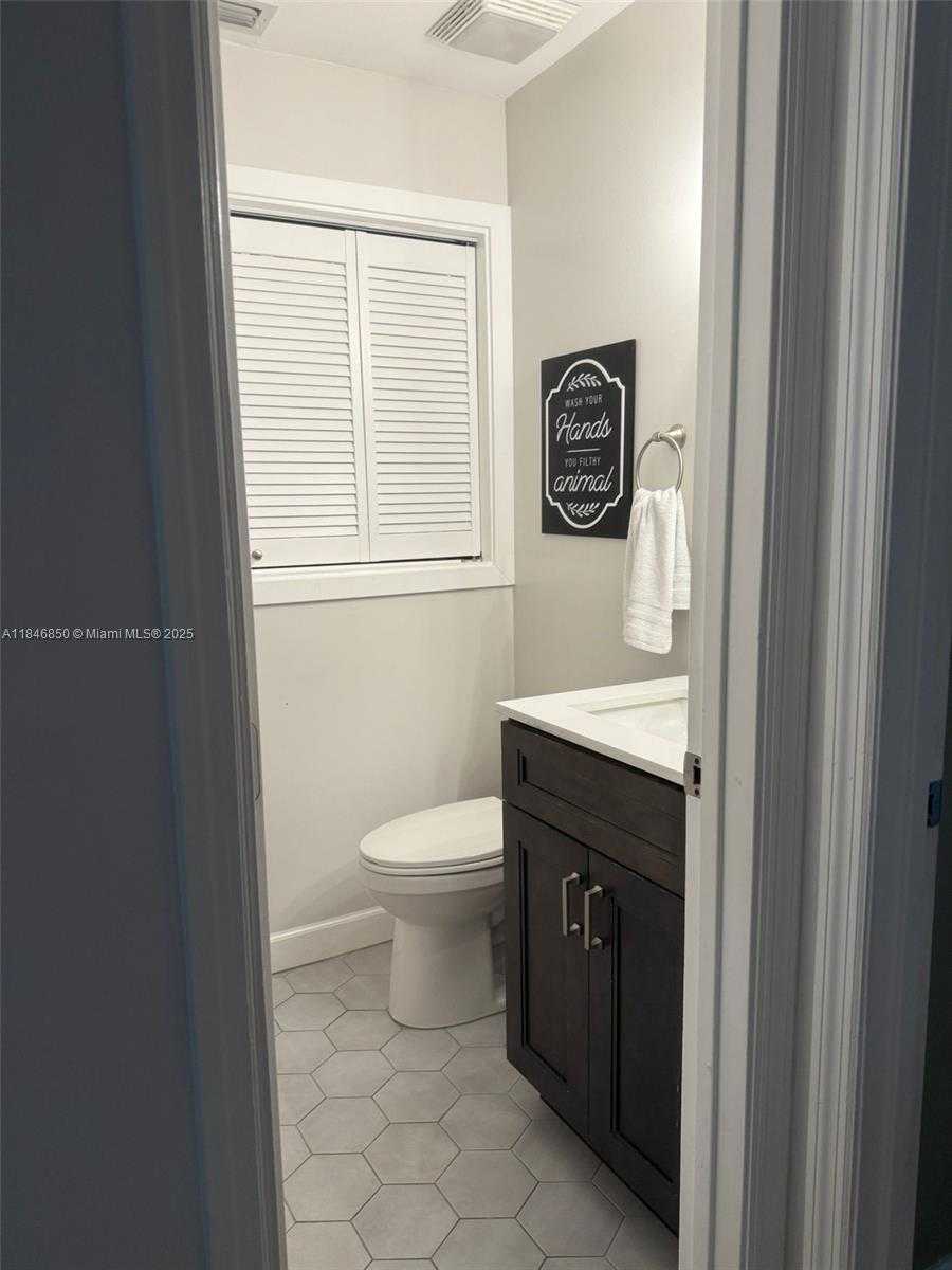 Small Image of 1600 SOUTH WEST 127TH LN, Davie Number 18