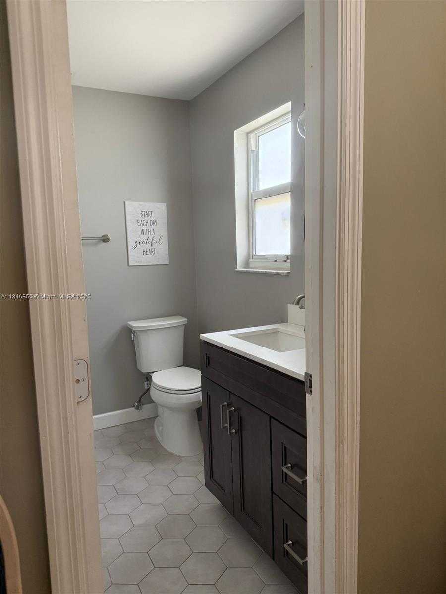 Small Image of 1600 SOUTH WEST 127TH LN, Davie Number 25