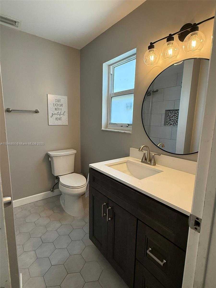 Small Image of 1600 SOUTH WEST 127TH LN, Davie Number 27