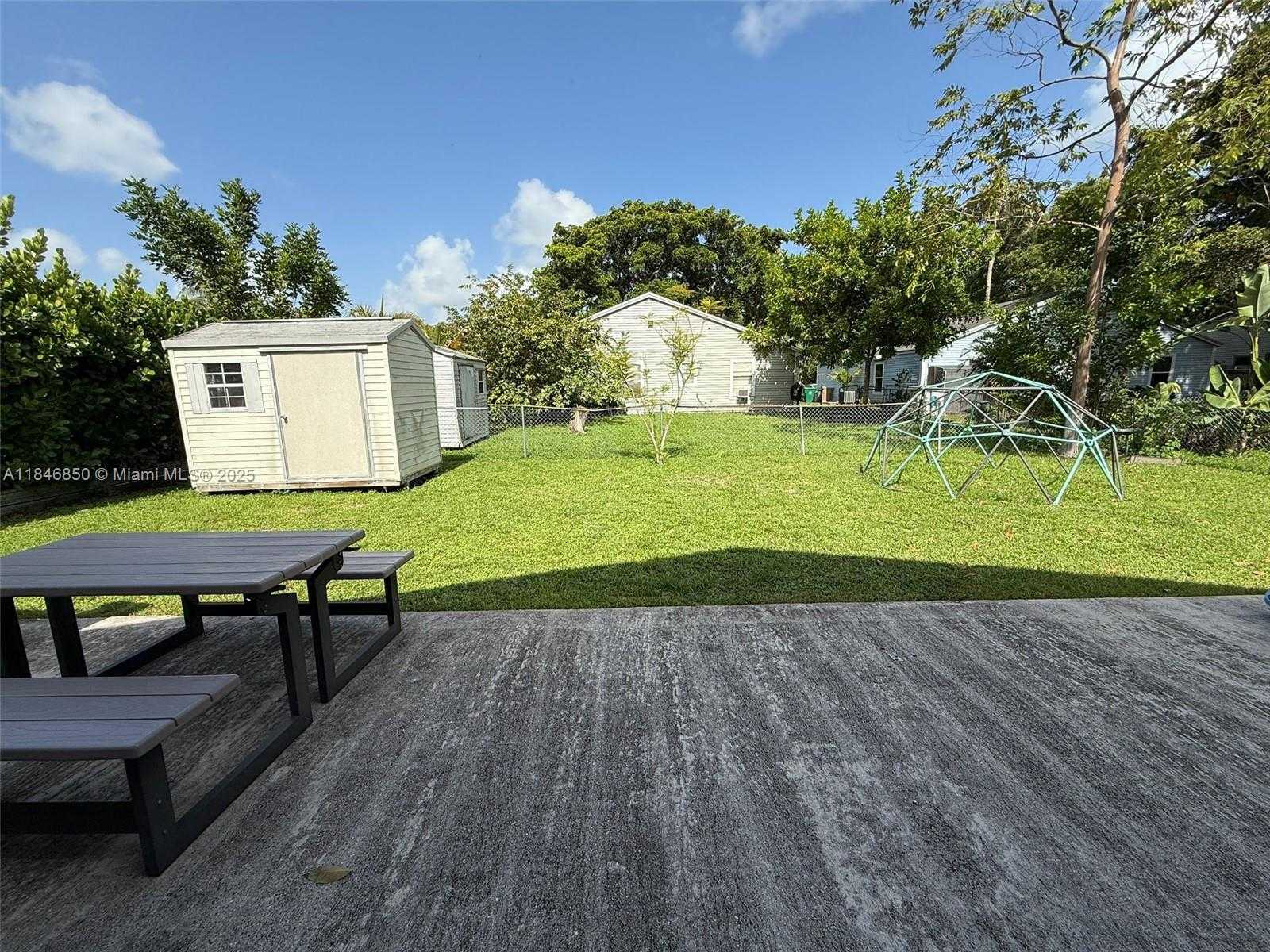 Small Image of 1600 SOUTH WEST 127TH LN, Davie Number 34