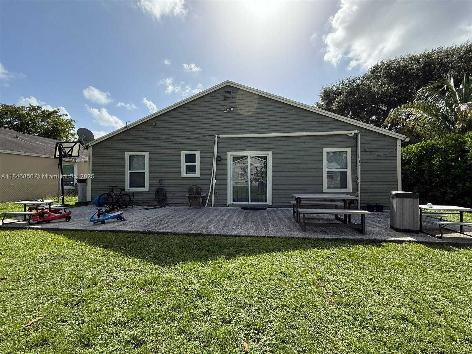 Small Image of 1600 SOUTH WEST 127TH LN, Davie Number 35