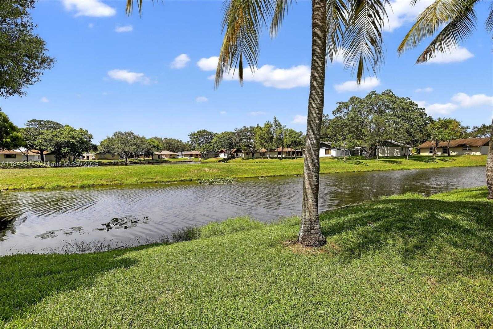 Small Image of 8601 BRIDLE PATH CT, Davie Number 2