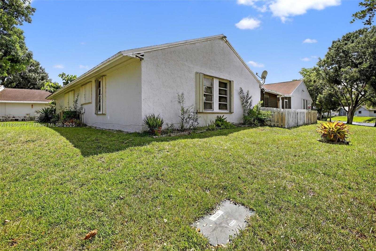 Small Image of 8601 BRIDLE PATH CT, Davie Number 5