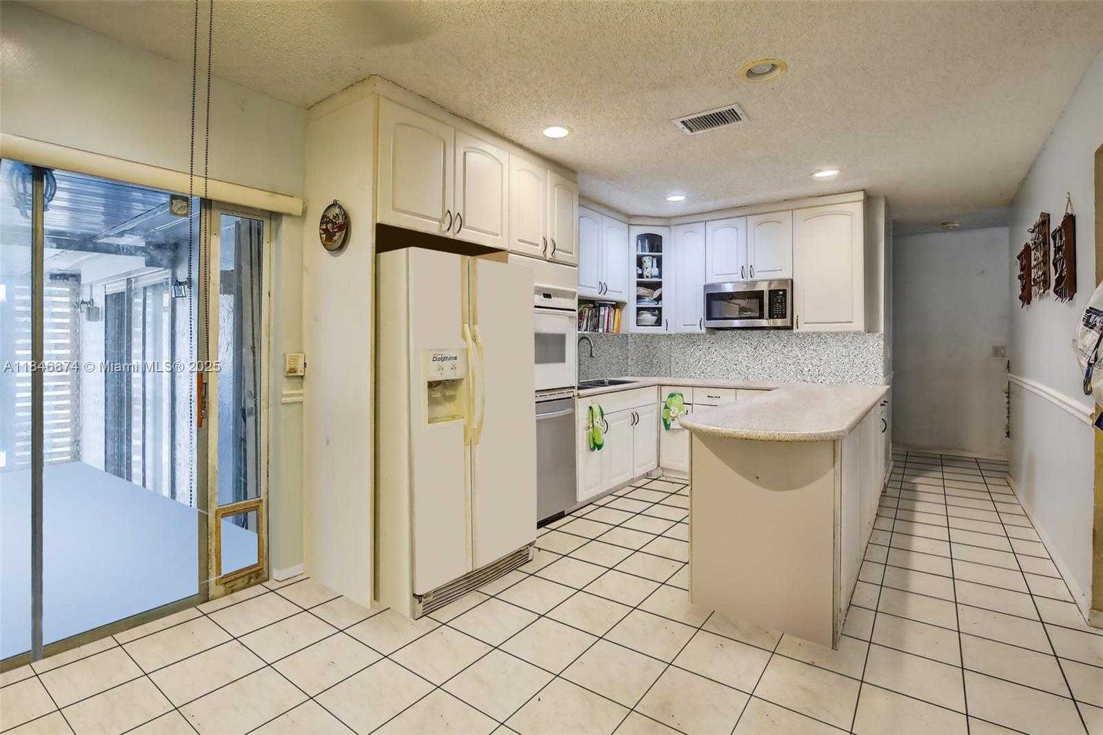 Small Image of 8601 BRIDLE PATH CT, Davie Number 7