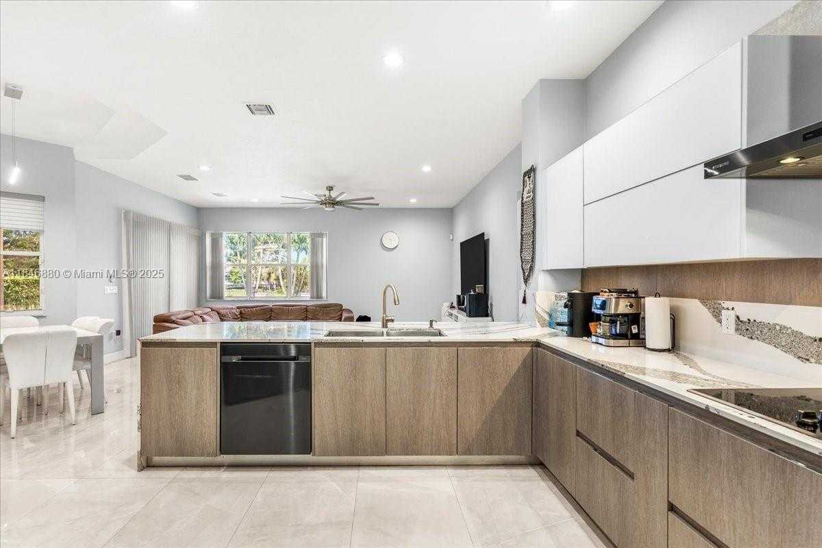 Small Image of 4074 SOUTH WEST 140TH AVE, Davie Number 5