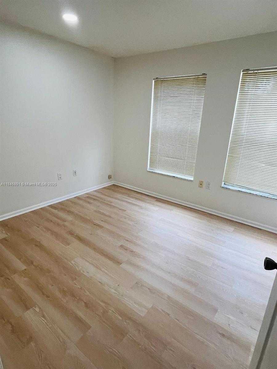 Small Image of 14146 SOUTH CYPRESS COVE CIR, Davie Number 13