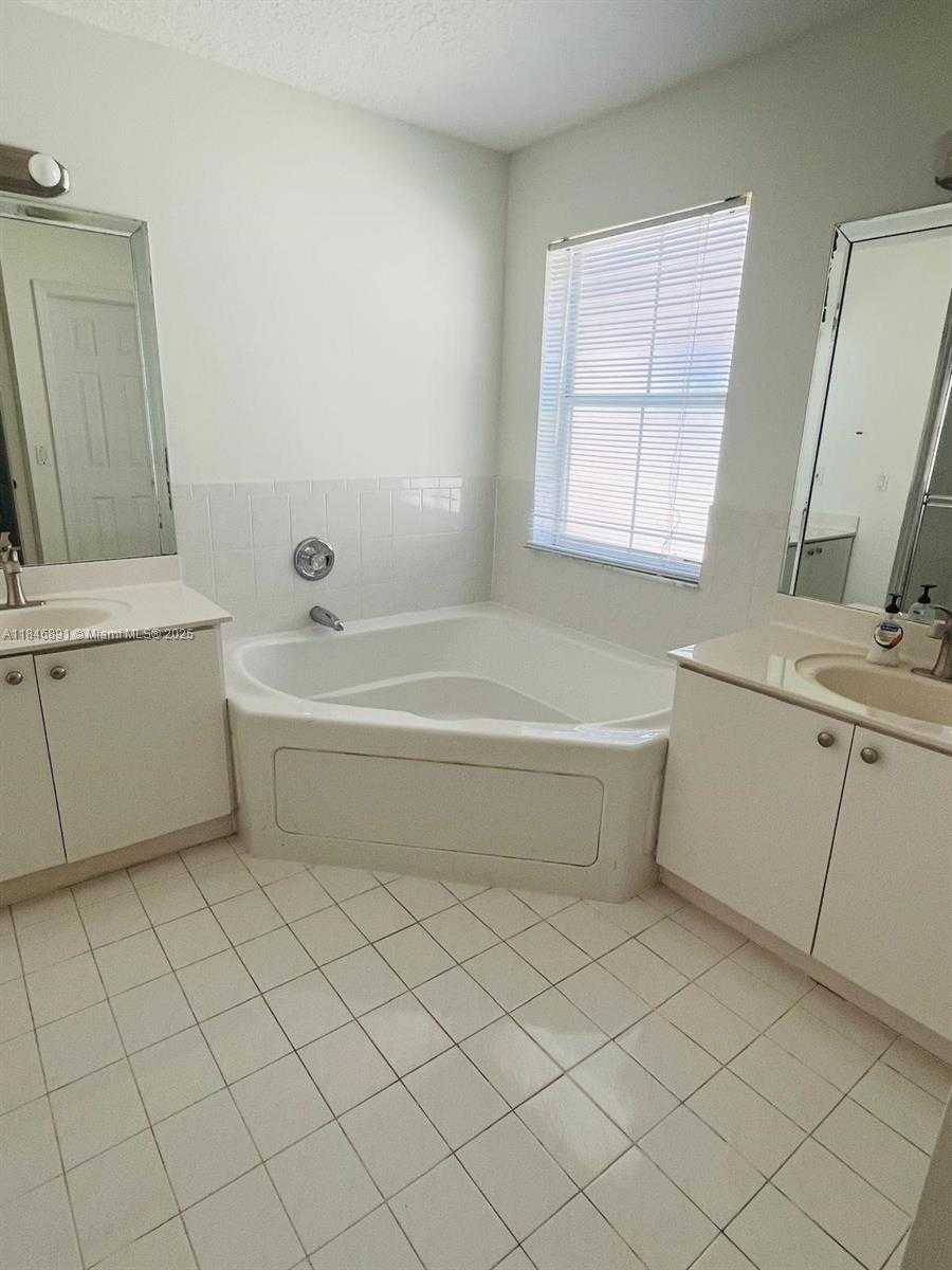 Small Image of 14146 SOUTH CYPRESS COVE CIR, Davie Number 17