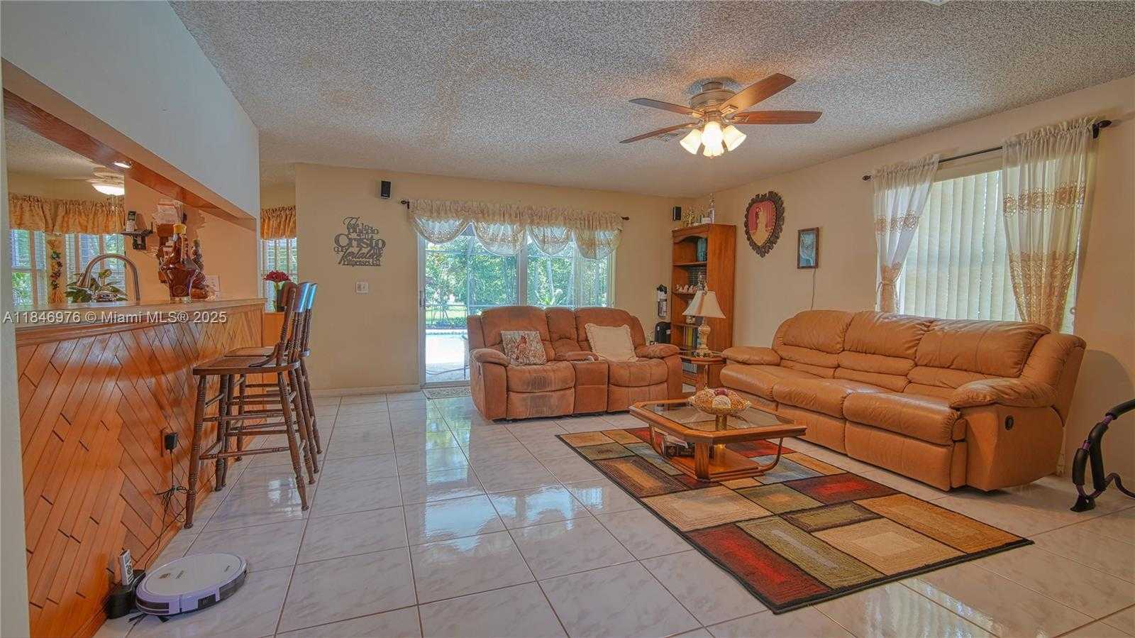 Small Image of 810 GREENBRIAR AVE, Davie Number 13